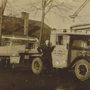 Kenteken: A 19226; Garage Unicum met Fokko Trip naast de Stewart vrachtwagen, foto: G. van Meerendonk-Trip