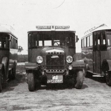 Kenteken: A 20361; Drie Minervabussen te Finsterwolde, foto uit "De geschiedenis van NV. Stootramwegmij. Oldambt-Pekela (1759-4035)