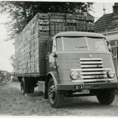 Kenteken: A 27606; Met fruitkisten beladen DAF vrachtwagen in de omgeving van Loppersum, foto: Historische Vereniging Loppersum (HVL-01-441)