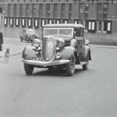 Kenteken: A 812; De Soto, Martinikerkhof, Groningen, foto: still uit de film "De Commerciële Club Groningen" J. Thie, 1949 coll. GrA (2209-AV0535)