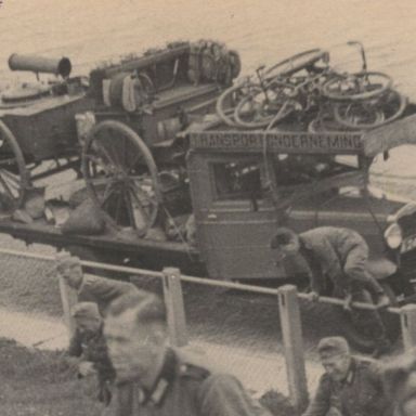 Kenteken: A 24040; Ford vrachtwagen bij Kornwerderzand nadat de wagen op 10 mei 1940 door het Radfahr-Abteilung 1 werd geconfisqueerd, foto: T. Groenewold