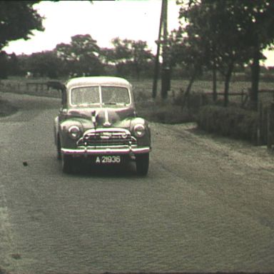 Kenteken: A 21936; Morris Oxford, foto: still uit de film "Tocht Ouden van Dagen gemeente Termunten", Friedel Tahl, Foto Modern Winschoten, 06-1952, coll. GrA (2209-AV7016)
