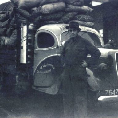 Kenteken: A 17647; Wolter Werkman naast de Ford met Gortim gasgenerator bij garage Gorter in Roodeschool, foto: A. D. den Hartogh
