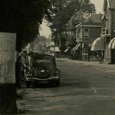 Kenteken: A 26035; Citroën Traction Avant, Stadskanaal, Hoofdstraat ca. 1950, uitsnede foto Streekhistorisch Centrum Stadskanaal (NL_MSTA_06-00882_1)