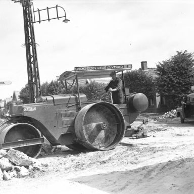 Kenteken: A 22218; Finsterwolde, Molenstreek, wegwerkzaamheden ca. 1953 (2248-3971); Fotograaf: Fotobedrijf Piet Boonstra