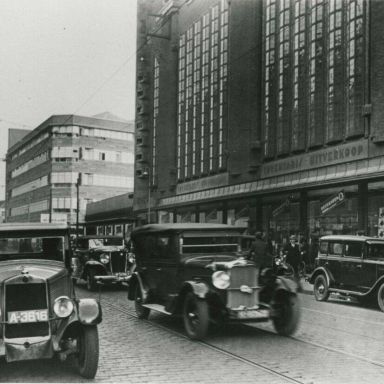Kenteken: A 3616; FN, Den Haag, Grote Marktstraat ter hoogte van De Bijenkorf, 1932, foto: <a href='https://www.facebook.com/groups/1443126505983711' target='_blank'>facebook Het verleden in beeld en geluid</a>
