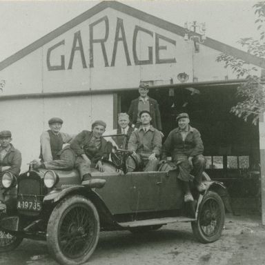 Kenteken: A 19735; Hupmobile, Niekerk ca. 1931, geheel links op het spatbord zit Wiert Hes, geheel rechts op de achterbak zit zijn broer Hendrikus Hes (818-10292)