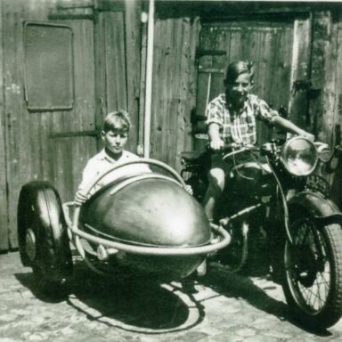 Kenteken: A 32996; Piet Notebomer op de Royal Enfield, 13-06-1945, foto: P. Notebomer