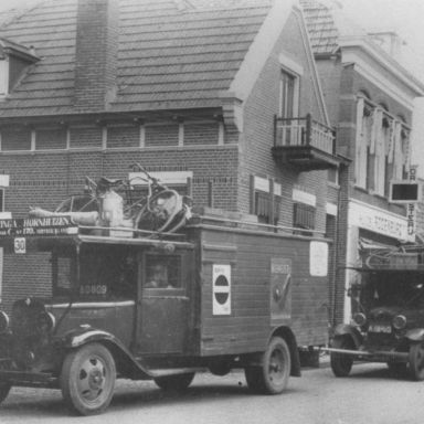 Kenteken: A 18413; Lantinga neemt bode Timans op sleep vanwege benzineschaarste ca. 1942 (1785-24401)