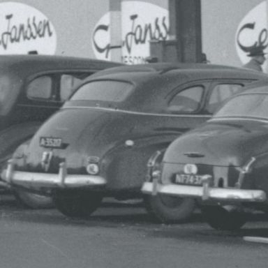 Kenteken: A 35217; De Chevrolet op de Grote Markt Noordzijde, ca. 1954, foto: uitsnede 2248-4987.jpg; Fotograaf: Fotobedrijf Piet Boonstra