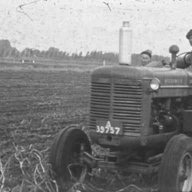 Kenteken: A 39757; McCormick, 1952, foto: Still uit GAVA-film AV0810
