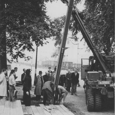 Kenteken: A 31988; Het plaatsen van de eerste trolleyleidingmast met de Ward-la-France, 1949 (1785-19106)