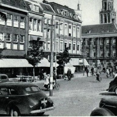 Kenteken: A 39098; Groningen, Vismarkt ca. 1954, foto: uitsnede 1986-6067.jpg