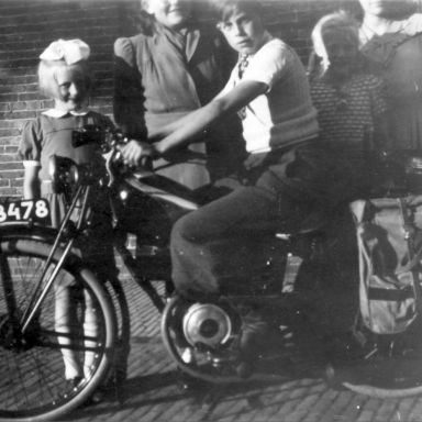 Kenteken: A 38478; Katrien Salomons, broer Henk Salomons en zus Ina Salomons bij de DKW van oom Klaas Salomons, foto: A. Wildeman