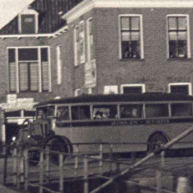 Kenteken: A 9478; Latil, foto: still uit de film "Dorpsfilm Hoogkerk", P. Mulder, 1936-1938, coll. GrA (2209-AV0010)