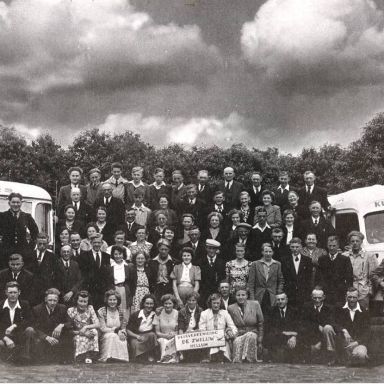 Kenteken: A 42659; Ford,  Reisvereniging "de Zwaluw" in Rhenen, foto uit "Hellum een parel in de Woldstreek" (1442-4214)