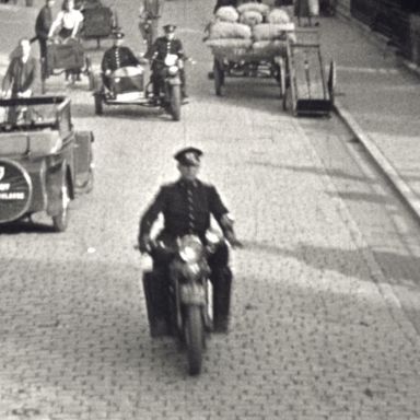 Kenteken: A 20000; Harley Davidson, foto: still uit "Verkeersfilm", C. van der Mei, 1934, coll. GrA (2209-0176)
