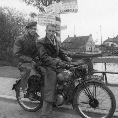 Kenteken: A 43468;  Eysink, Buiskoolplein Delfzijl, Piet de Vries met achterop Tonnie Vos uit Oterdum, foto: J. de Vries