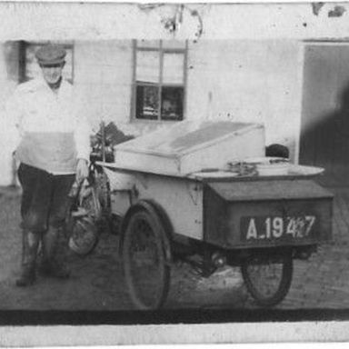 Kenteken: A 19427; Visboer Rasker naast zijn motorbakfiets, foto: H. Zant