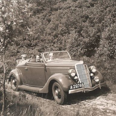 Kenteken: A 32267; Ford V8, Diever, met het kenteken van mevrouw Duyvis, echtgenote van Prof. van Giffen, die achter het stuur zit, foto: L. Verhart