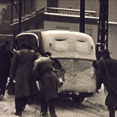 Kenteken: A 34431; Bestelauto, foto: still uit de film "Een sombere winterdag", C. R. Tiddens, 1947, coll. GrA (2209-AV14106)