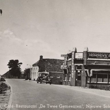 Kenteken: A 8336; Nieuwe Schans, Café-Restaurant "De Twee Gemeenten" ca. 1949 (1986-13906)