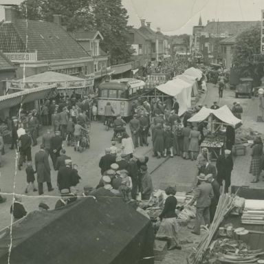 Kenteken: A 36556; Pinkstermarkt aan de J.P. Santeeweg, Nietap, 1947 - 1952, foto: <a href='https://www.drentsarchief.nl/onderzoeken/beeldbank/zoeken/detail/8ce66b35-ed9f-7202-368a-61ba5de55a10/media/b9016712-f73d-ef41-064b-89adf7bf9b19' target='_blank'>Collectie Drents Archief, Buurtschap Nietap</a>; Fotograaf: Hillebrands, Jan Tale