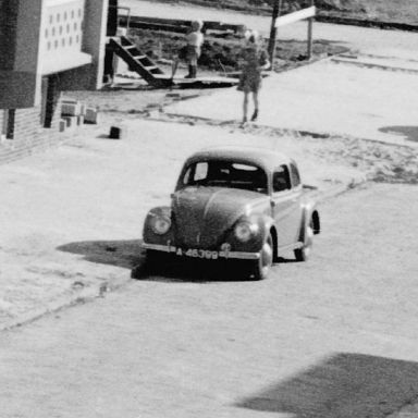 Kenteken: A 46399; Volkswagen, Surinamestraat, ca. 1950, foto: uitsnede 2248-19901.jpg; Fotograaf: Fotobedrijf Piet Boonstra