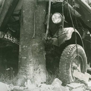 Kenteken: A 44989; Kromhout,  Ongeluk Harderwijkerweg Ermelo mei 1952, foto: Streekarchivariaat Noord-West Veluwe (ERM001016252)