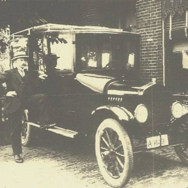 Kenteken: A 7103; Pieter de Vries poseert bij zijn Ford voor zijn huis, foto: Historische vereniging Ten Post (hvtp0697.jpg)