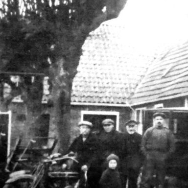 Kenteken: A 10504; Pieter Nienhuis op de motor met daarnaast Van Gennep, smid R. Dijkstra, smid K. Westerhuis en daarvoor Andries P. Westerhuis, Leermens, 1929, foto: B. van Dam