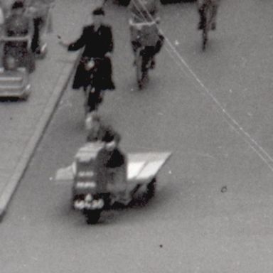 Kenteken: A 48436; Motorbakfiets, Oude Kijk in't Jatstraat, Groningen, 1950, foto: uitsnede 2248-1217; Fotograaf: Fotobedrijf Piet Boonstra