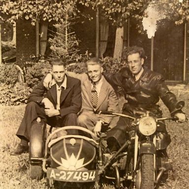 Kenteken: A 27494; Hendrik de Boer, Pop Horneman en Dirk Ritsema (chauffeur bij de Marnedienst) foto: archief W. Mollema