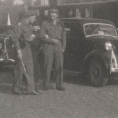 Kenteken: A 35561; Ford Ten 7W, Groningen, 1947, foto: still uit de film Rode Kruis-excursie 1947, coll. GrA (2209-AV0318)