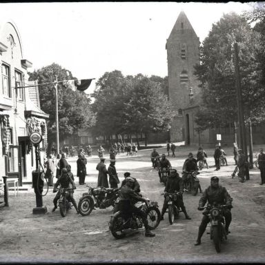 Kenteken: A 3739; Motoren op de Brink in Norg, ca. 1933, foto: collectie Drents Museum (DM35010402); Fotograaf: P.B. Kramer