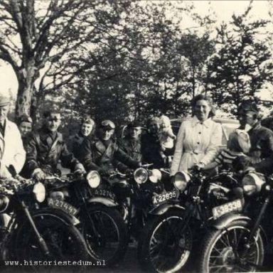 Kenteken: A 38338; Groep motorrijders, Lopsterweg, Stedum, foto: S. Doff via Stichting Historie Stedum