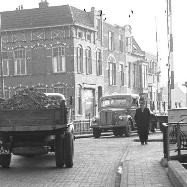 Kenteken: A 28451; Groningen, Bontebrug, 1953, foto: uitsnede 2248-4168.jpg; Fotograaf: Fotobedrijf Piet Boonstra