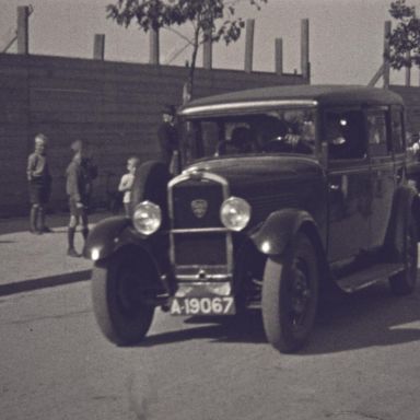 Kenteken: A 19067; Peugeot 201, foto: still uit de film "Van Avondrust naar Avondlicht" J. Thie, 1933-1934, coll. GrA (2209-AV7550)