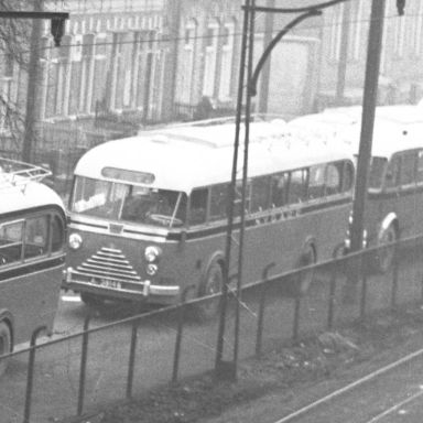Kenteken: A 38146; DAF bus bij het Noorderstation, Groningen, 1951, foto: uitsnede 2248-1599.jpg; Fotograaf: Fotobedrijf Piet Boonstra