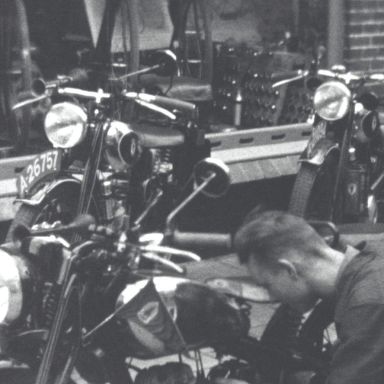 Kenteken: A 26757; DKW, Winschoten, Engelsestraat, foto: still uit de film "Winschoten, Koopstad van het Oldambt en Westerwolde", 1937-1939 coll. GrA (2209-20766)