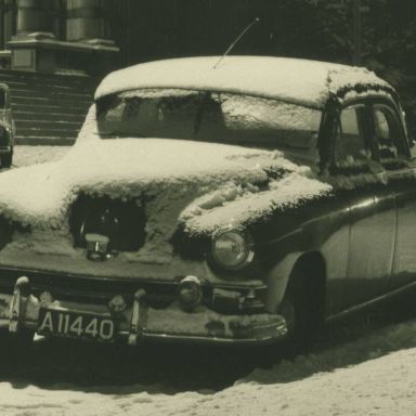 Kenteken: A 11440; Kaiser, ingang Academiegebouw ca. 1950, foto: uitsnede 2166-0683.jpg; Fotograaf: Jos Lange