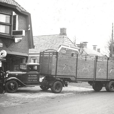 Kenteken: A 22824; Ford vrachtwagen bij Garage Doornbos, Siddeburen, foto: R. Heersema