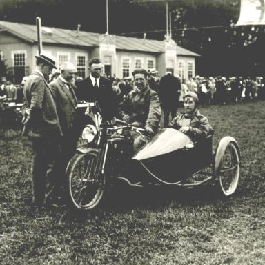 Kenteken: A 1307; Pope,  Motorfeesten Veendam jaren '20, foto: collectie Veenkoloniaal Museum (VM-8.4.1)