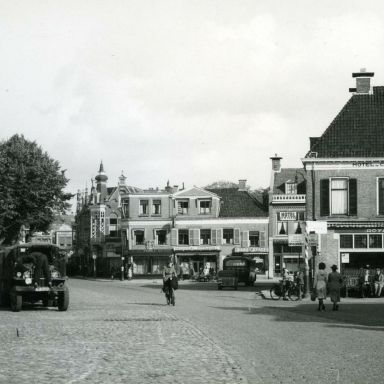 Kenteken: A 31217; Markt te Assen, met uitzicht op de Marktstraat, 1947, foto: Collectie Drents Museum (DM3202166); Fotograaf: Koning