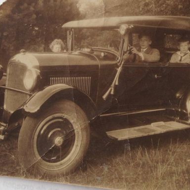 Kenteken: A 2443; Studebaker, Leendert Nap achter het stuur, achterin Herman Nap, foto: A. Nap
