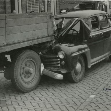 Kenteken: A 27142; Ford, foto uit archief Kantongerecht Winschoten (154-8_194)