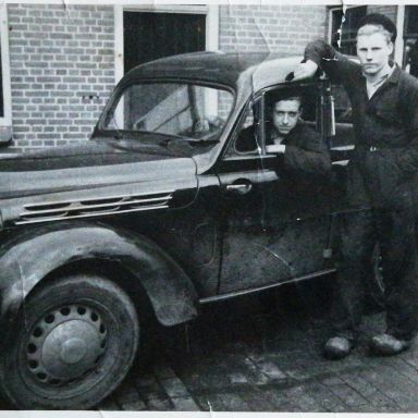 Kenteken: A 35828; Renault Juvaquatre, rechts K. van der Velde uit Marum, foto: J. van der Velde