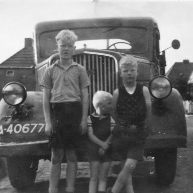 Kenteken: A 40677; Voor de Opel Blitz twee zoons van Gosse Haan, foto: J. Smits