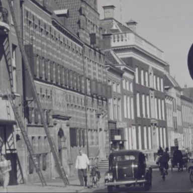 Kenteken: A 17109; Chevrolet, Groningen, Oude Boteringestraat, foto: still uit de film "Groningen II", J. Petersen, 1930-1948 coll. GrA (2209-5184)
