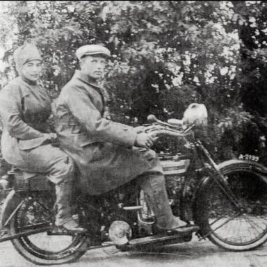 Kenteken: A 2199; Echtpaar Reitema op de Douglas, foto: Clubmededelingen nr. 525, december 2007, Veteraan Motoren Club